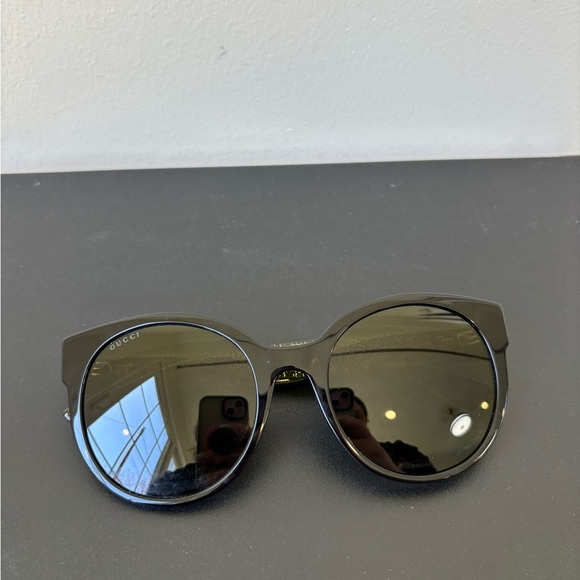 Gucci Black Sunglasses - Picture 7 of 7